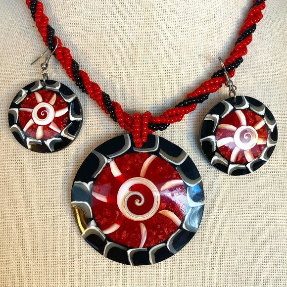 Jewelry - 💰 5 FOR $40 / VINTAGE RED & BLACK BEADED "SEASHELL" NECKLACE AND EARRINGS (VGUC)